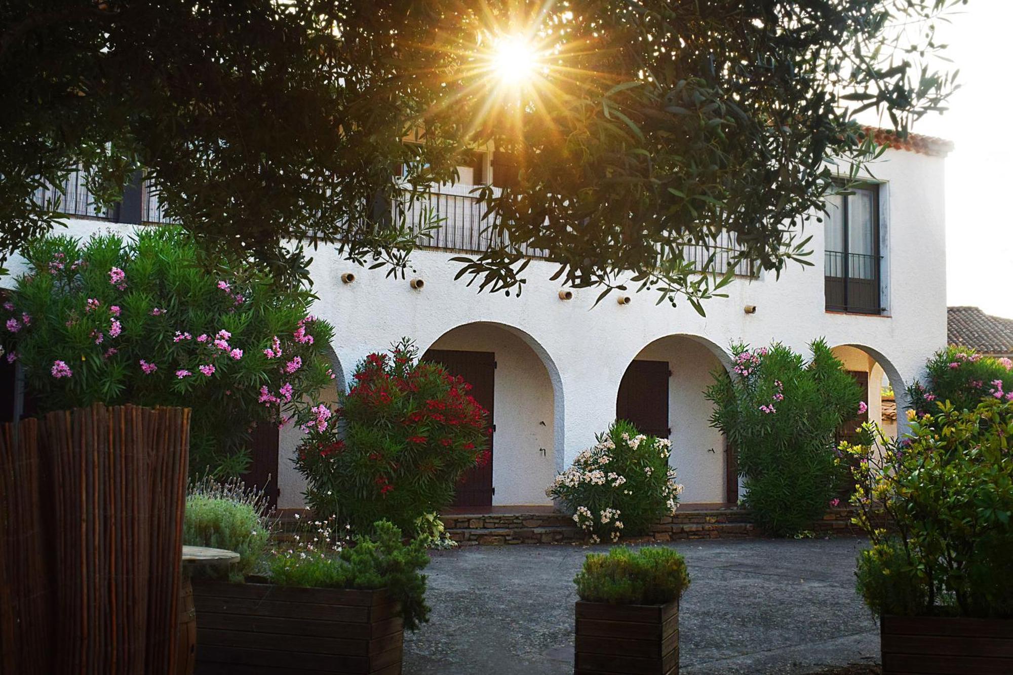 Logis Hotel Restaurant Le Top Du Roulier Capendu エクステリア 写真